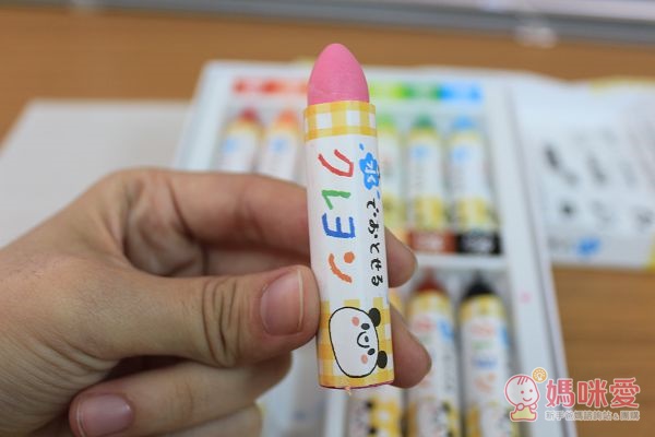 【預購團】動動手・著色塗鴉趣》日本豪華12色可水洗蠟筆貼紙冊 / 卡通圖案18頁彩色筆畫圖本