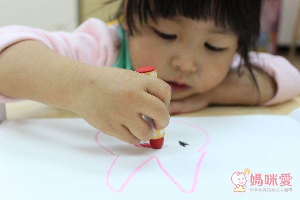 【預購團】動動手・著色塗鴉趣》日本豪華12色可水洗蠟筆貼紙冊 / 卡通圖案18頁彩色筆畫圖本