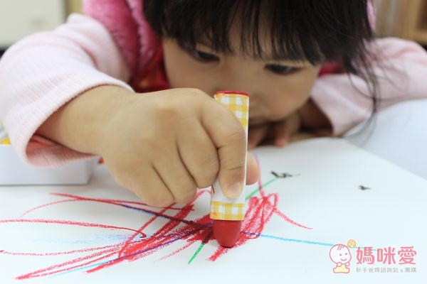 【預購團】動動手・著色塗鴉趣》日本豪華12色可水洗蠟筆貼紙冊 / 卡通圖案18頁彩色筆畫圖本