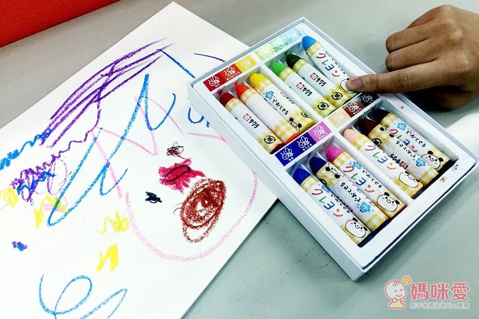 【預購團】動動手・著色塗鴉趣》日本豪華12色可水洗蠟筆貼紙冊 / 卡通圖案18頁彩色筆畫圖本