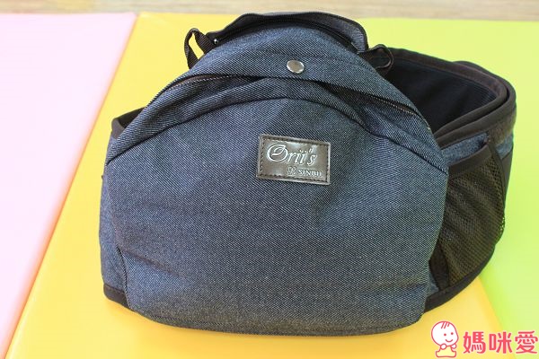 太神奇！韓國時尚款《 Sinbii坐墊式背巾 》多重置物空間 外出收納方便 