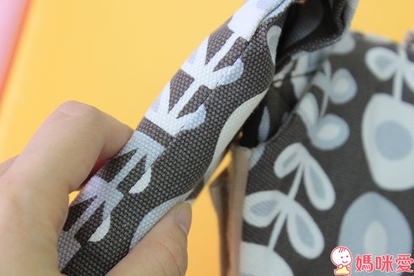 太神奇！韓國時尚款《 Sinbii坐墊式背巾 》多重置物空間 外出收納方便 