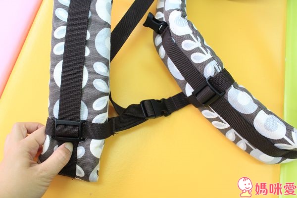 太神奇！韓國時尚款《 Sinbii坐墊式背巾 》多重置物空間 外出收納方便 