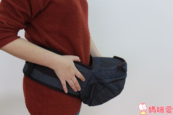 太神奇！韓國時尚款《 Sinbii坐墊式背巾 》多重置物空間 外出收納方便 