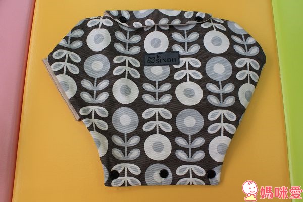 太神奇！韓國時尚款《 Sinbii坐墊式背巾 》多重置物空間 外出收納方便 