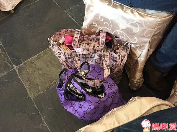 太神奇！韓國時尚款《 Sinbii坐墊式背巾 》多重置物空間 外出收納方便 