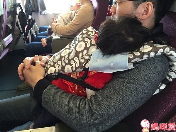 太神奇！韓國時尚款《 Sinbii坐墊式背巾 》多重置物空間 外出收納方便 