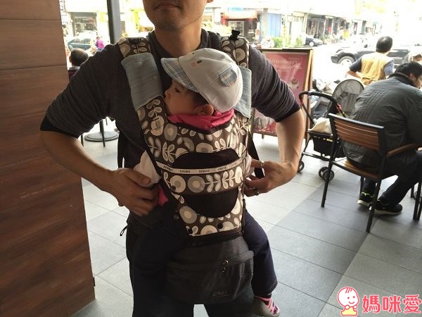 太神奇！韓國時尚款《 Sinbii坐墊式背巾 》多重置物空間 外出收納方便 