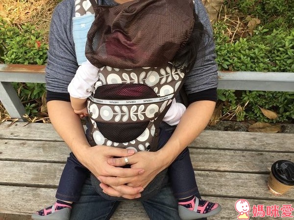 太神奇！韓國時尚款《 Sinbii坐墊式背巾 》多重置物空間 外出收納方便 