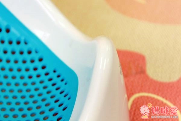 新手爸媽必買洗澡好物→Angelcare沐浴架 / 朴蜜兒洗髮椅 / 小鴨溫度計 / 洗澡娃娃