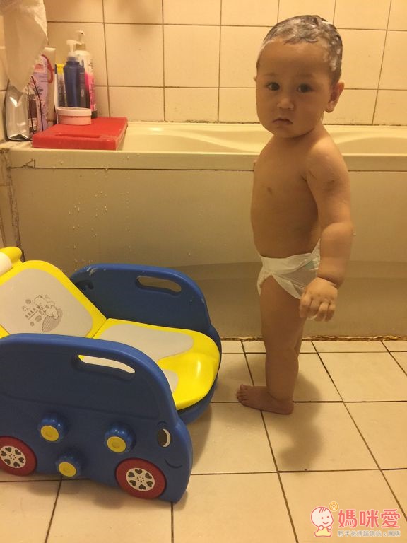 新手爸媽必買洗澡好物→Angelcare沐浴架 / 朴蜜兒洗髮椅 / 小鴨溫度計 / 洗澡娃娃