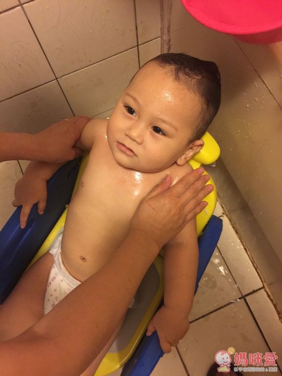 新手爸媽必買洗澡好物→Angelcare沐浴架 / 朴蜜兒洗髮椅 / 小鴨溫度計 / 洗澡娃娃