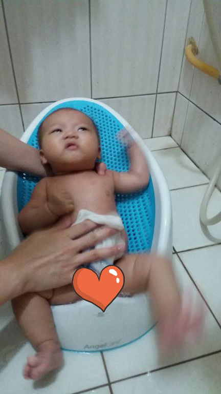 新手爸媽必買洗澡好物→Angelcare沐浴架 / 朴蜜兒洗髮椅 / 小鴨溫度計 / 洗澡娃娃