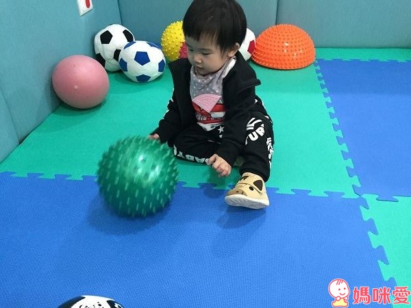 【預購團】日本童裝潮牌 Baby doll 迪士尼造型服飾 / 運動外套 / 創意圍兜