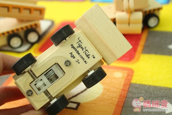 走到哪玩到哪《澳洲Tiger Tribe》外出玩具組：帶出趣木頭玩具 / 工程車系列 / 磁鐵盒