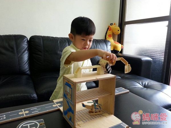 走到哪玩到哪《澳洲Tiger Tribe》外出玩具組：帶出趣木頭玩具 / 工程車系列 / 磁鐵盒