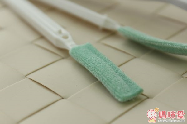 握柄是 ABS 樹脂材質，前面的刷頭則是聚脂纖維材質。