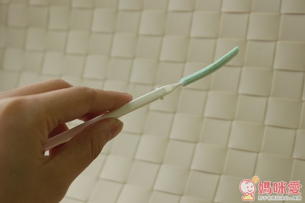 細長、扁平的刷頭，可以補足剛剛直角刷頭的不足