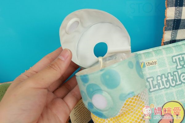 裝鴨鴨的地方一樣是網狀設計、魔鬼氈固定的蓋子