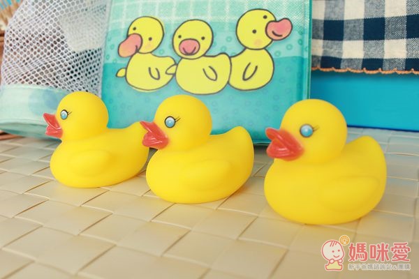 三隻鴨鴨