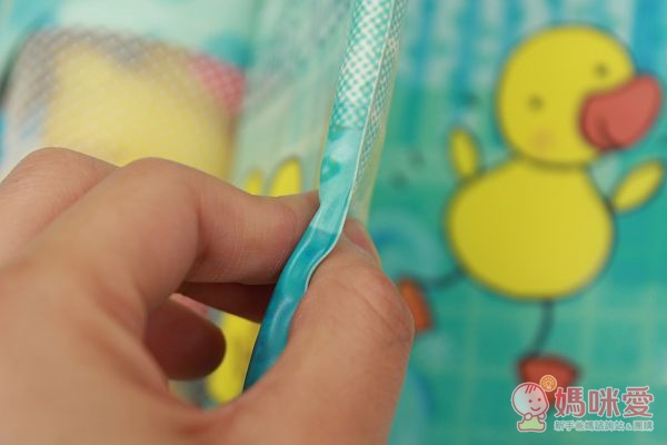 每一頁的厚度都很足夠，就算讓寶寶自己去翻也沒問題喔。