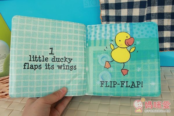 這本能夠在水中玩的書，故事題材就是以飄浮動物為主角