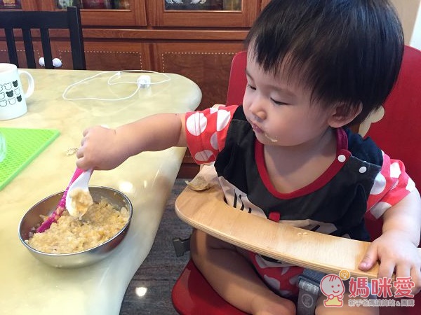 像霓霓一歲多的年紀，吃副食品的比例愈來愈高，但要媽咪每天變出不同菜色好困難啊！
