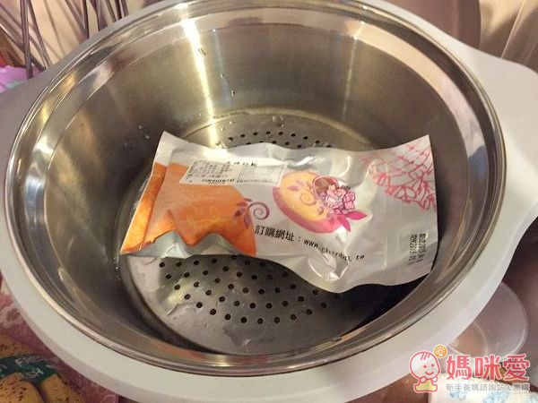 除了寶寶粥之外，霓霓媽也準備了炒飯～自己吃= =+鈞媽御食堂的米飯適合15個月以上的寶寶，這系列大人吃也覺得好可口喔！（覺得加熱後等一下下就能吃，好幸福喔❤ 不用去吃外面調味料多，又不見得健康的食物）