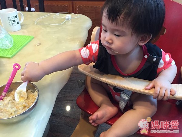 才剛把午餐準備好，小寶貝的手就已經伸過來了！完全沒打算要等媽咪說開動耶：D