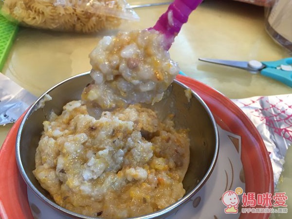 大寶寶粥會加入一些天然海鹽提味，大人吃起來味道滿淡的，口味比較重的寶寶可以加入一點肉燥一起吃，沒有吃這麼濃稠的粥的話，也可以加水稀釋唷！