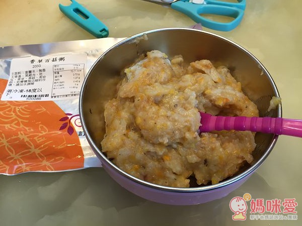 霓霓吃的是香草百菇粥，真材實料的寶寶粥很黏稠，不是稀稀的那種，感覺每一塊錢都花得很有價值（＊￣︶￣＊）像這款的原料就有：香草葉、秀珍菇、地瓜、復興鄉香菇、無毒黑豬肉、白米、大骨湯。