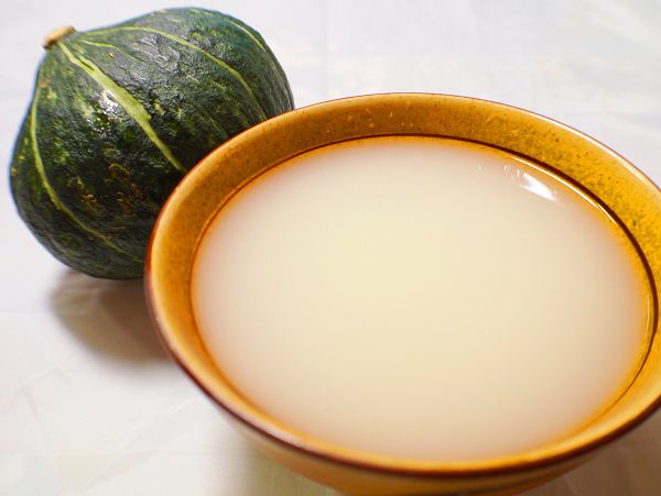 滿愛心的媽咪,看到寶寶吃自己煮的食物,那個FU,還是不一樣啦!他們家的大骨堅持使用黑豬大骨,是市面上很少見到的高湯材料,因為黑豬價格比較高,很多店家不願意使用;顧好豬肉品質還不夠,使用過濾水加入大骨跟其他食材熬煮 9-12 小時,這才完成美味大骨湯~