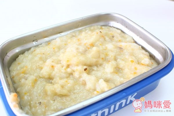 這是蔬菜馬鈴薯小寶粥,使用:馬鈴薯、復興鄉香菇、地瓜、黑豬肉、大骨湯、米製作。沒有任何調味的粥,6個月寶寶就能吃,口味很清爽喔!大人的話,腸胃不好要吃比較清淡,或是想要減肥的人都很合適。一餐不到 500 大卡,放心大口的吃下去!