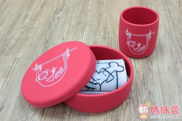 貓媽每次出門會將餐墊折起來放進 Modern Twist 兒童學習碗裡，小小一個不占空間很好帶！