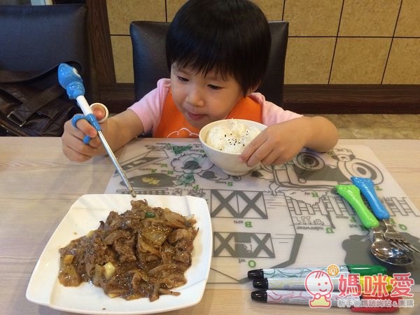 Modern Twist 飯菜掉在餐墊上，可以直接拿起來吃都沒問題 ♦