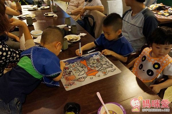 下次出門帶上安全無毒又好玩的Modern Twist 繪畫水洗餐墊，媽咪再也不用手忙腳亂囉 ~