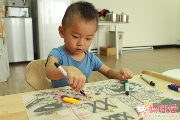 Modern Twist 的餐墊和無毒彩色筆都是無毒可水洗的材質，不論畫到臉上、桌上、衣服上通通洗得掉！