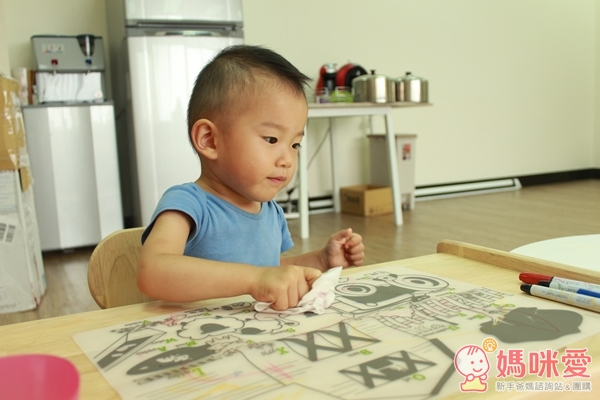 愛用者堅果發現自己可以先用衛生紙簡單擦掉污漬（濕紙巾、濕布也都行）之後再請媽咪水洗！