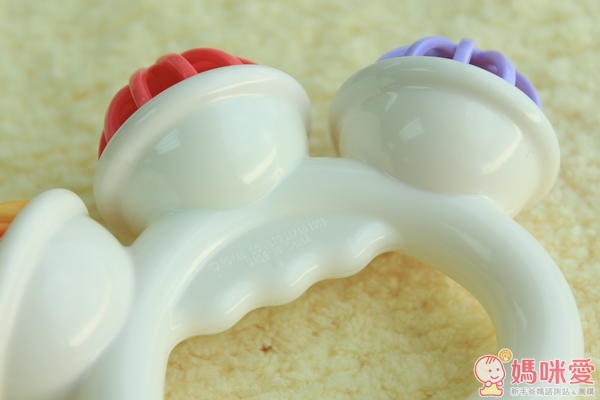 手搖鈴外觀滑順，沒有銳利的邊邊角角，不怕刮傷寶寶柔嫩小手！手感舒適，在搖鈴過程中訓練寶寶的抓握能力。