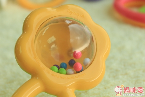 光是一個手搖鈴，就具有多重感官開發效果呢！