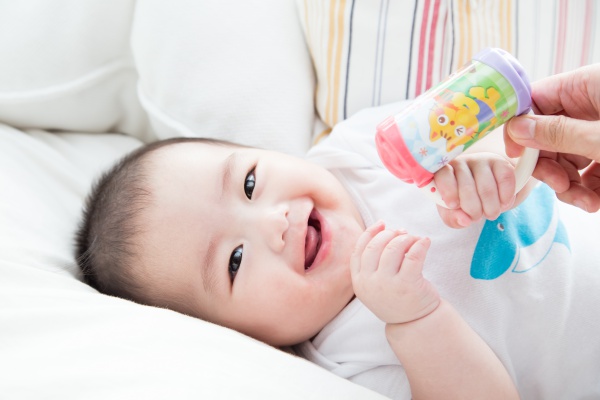 樂雅手搖鈴對小月齡 baby 來說是必備玩具唷！