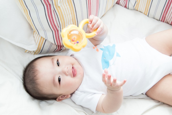 圓弧握把，小寶貝抓在手裡很順手又輕巧