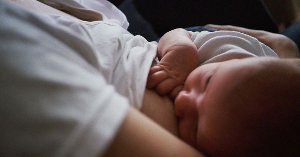 親餵時,寶寶咬乳頭該怎麼辦?物理治療師告訴妳