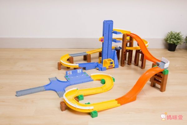 TOMICA - 交通世界SYSTEM 5WAY創意軌道組(活動送小車隨機5款)-5WAY軌道*1+隨機小車5款