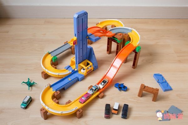 TOMICA - 交通世界SYSTEM 5WAY創意軌道組(活動送小車隨機5款)-5WAY軌道*1+隨機小車5款