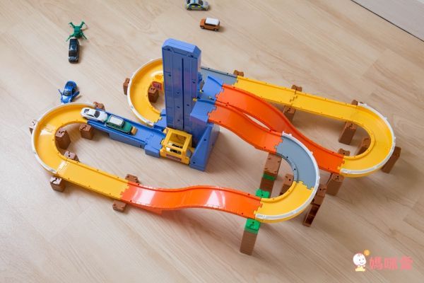 TOMICA - 交通世界SYSTEM 5WAY創意軌道組(活動送小車隨機5款)-5WAY軌道*1+隨機小車5款