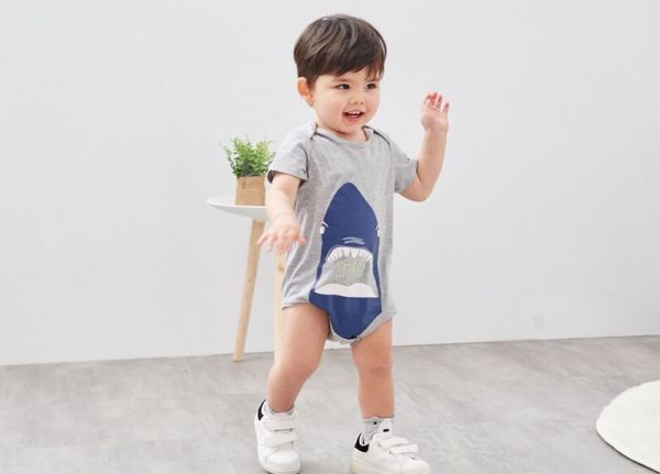 麗嬰房 Little moni - 鯊魚印圖短袖包屁衣-深藍