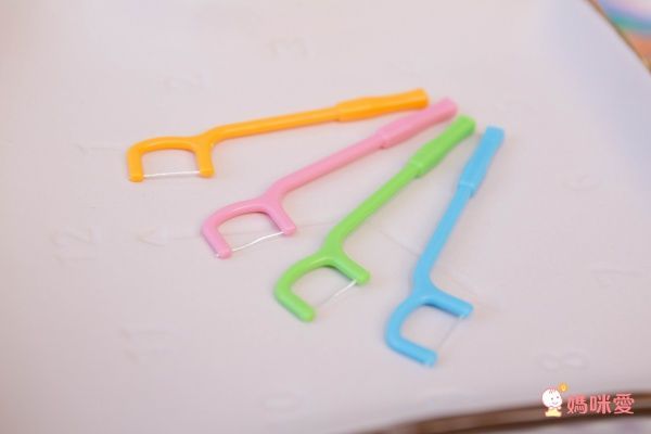 akachan honpo - 色彩繽紛幼兒用牙線棒1.5~3歲-30入