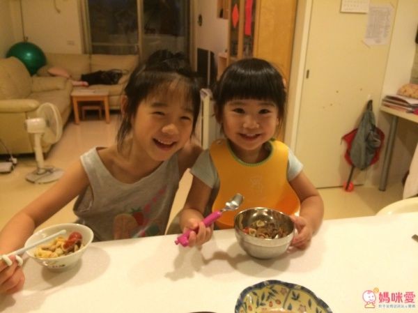 瑞典 Baby Bjorn - 軟膠防碎屑圍兜(2入)-粉紅+綠色