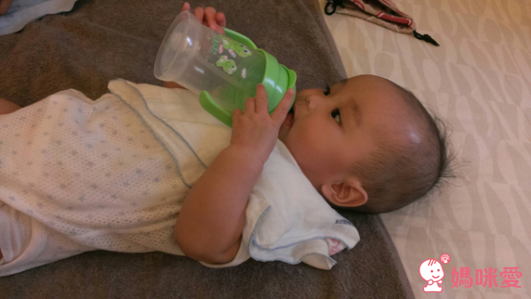 DOOBY 大眼蛙 - 神奇喝水杯-綠色 (200mL-8個月起)